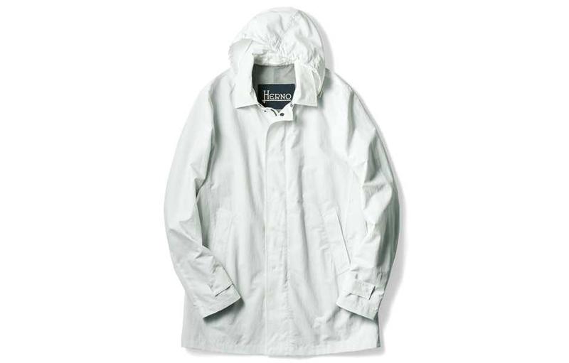 軽快にしてエレガントな白のシャカシャカコート 8万6000円/ヘルノ(ヘルノ プレスルーム)