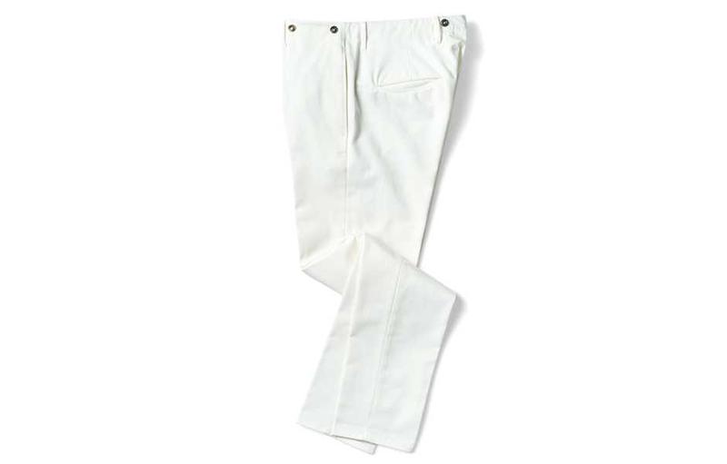 別格の上品さ漂う大人の白チノ 3万5000円/PT01(買えるLEON)