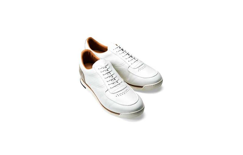 贅沢な素材と作りを駆使したリッチな白スニ 12万円/ジョン ロブ(ジョン ロブ ジャパン)