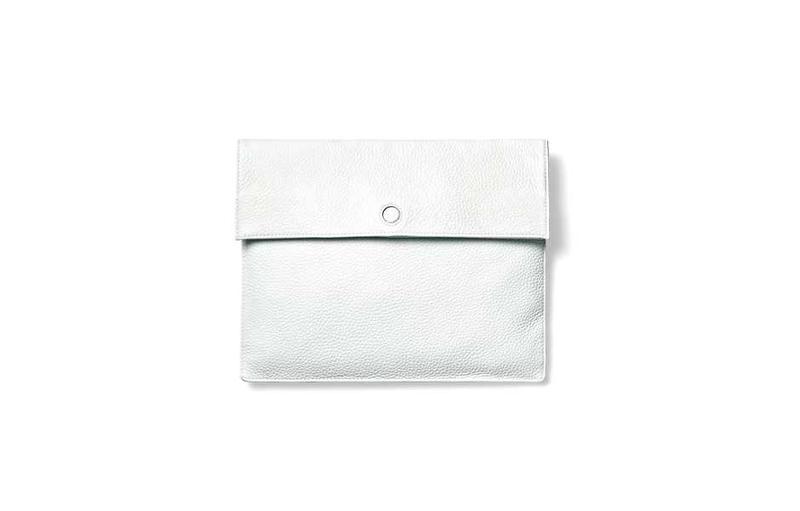 ほのかにやんちゃが薫る白の上品クラッチ W28×H31㎝(最大) 2万円/エルゴポック(キヨモト NC事業部)