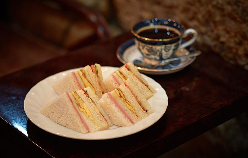 開業当時から変わらぬレシピのミックスサンド(飲み物とセットで)1,300円。コーヒーは男性が青いカップ、女性が赤いカップで供されるのも変わらぬ伝統。
