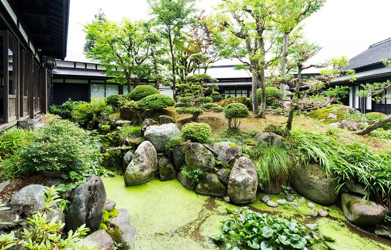 各部屋から望める庭園も見事。四季折々の自然が楽しめ、当然冬は雪景色に。