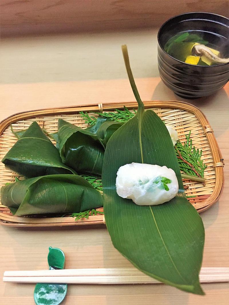 笹巻ずしはお持ち帰り用もあり、一人前5個折箱入り2350円。