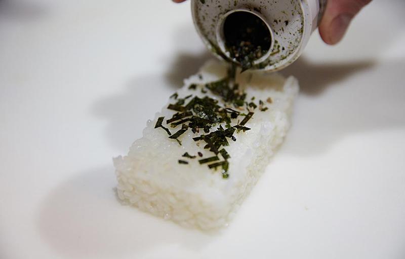 ごはんにはお好みでふりかけを乗せて。ちょっとの気遣いでより美味しくなります。