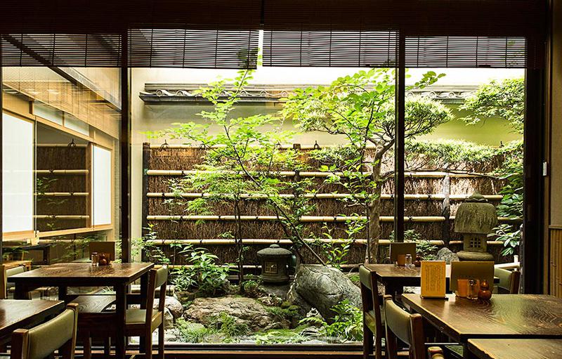 店内からは趣味の良い庭が楽しめます。高峰さんは先代のご主人とは仲が良く、レジ前でよく楽しげに会話を交わしていたそうです。