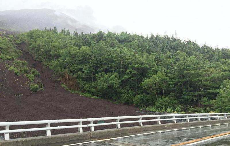 富士スバルラインで5合目へ迎えば、途中様々な高山植物の変遷も見ることができます。(7/10〜9/10までマイカー規制中)