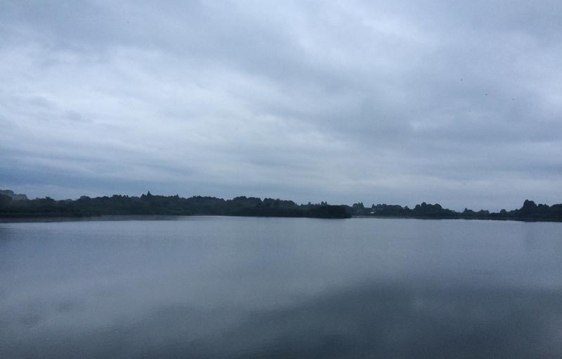 雨に煙る精進湖。霧と雲が余計なものをすべて覆い隠すので、こんなに幻想的なのです。