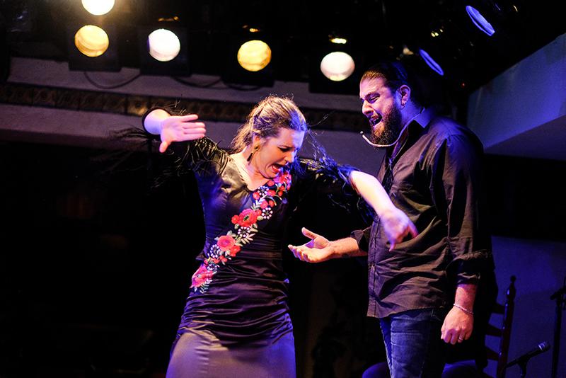 現在公演中のショーの要となる女性ダンサー、パロマ・ファントーバの熱情溢れる踊り。彼女はスペイン国営放送主催のコンクールで弱冠8歳で優勝を果たした逸材です。 ©KANA KONDO