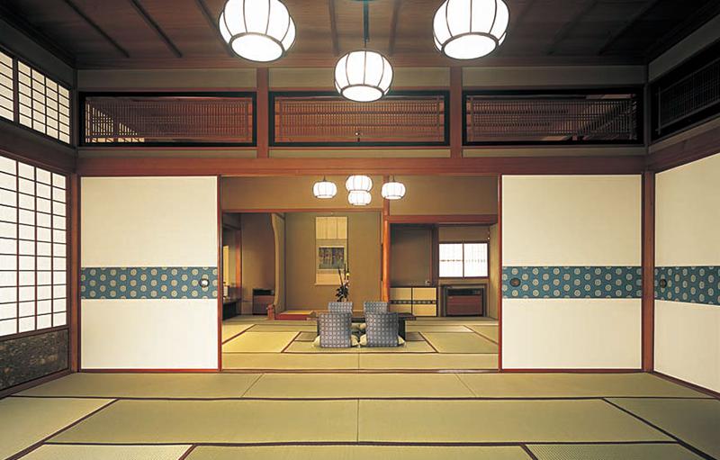 天皇皇后両陛下がご滞在された絶景の貴賓室「七重八重之間」も宿泊可能。