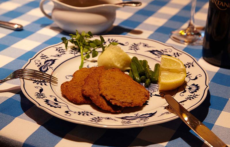 「仔牛のカツレツミラノ風」は、お肉の柔らかさと軽い衣の食感など、女性に好まれる上品な仕上がり。5,400円(サービス料別)。
