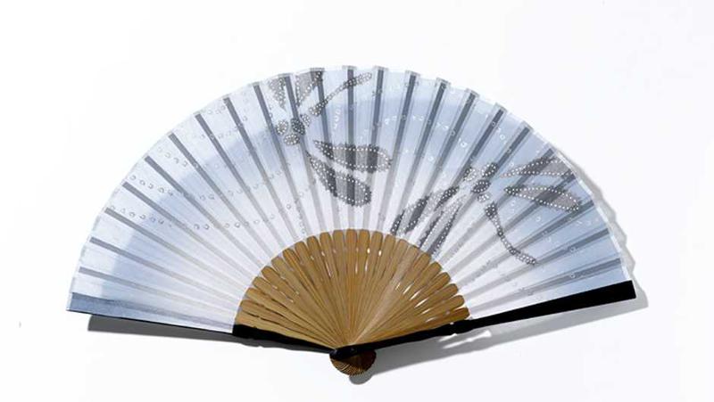 綿麻布にラメ入りのトンボを染め抜いた扇子は、銀座で180年の歴史をもつ京扇堂の京扇子。4000円/京扇堂