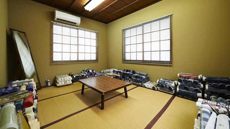 二階の応接間では、ゆっくりと反物を選ぶ事ができます。女性物もございますので、彼女と一緒にどうぞ。