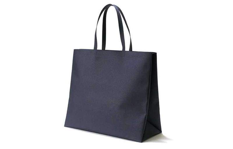 布製のトート型にして凛とした品格を備えたアエタの新作。優れた防水性を持つ840デニールのポリエステル地を使い、ウェルダー(熱溶着)加工にて仕立てているので、縫い目のない“折り紙”的シームレスなルックスがスマートです。W42×H31.5×D14㎝。1万8000円/アエタ(ユナイテッドアローズ 六本木ヒルズ店)