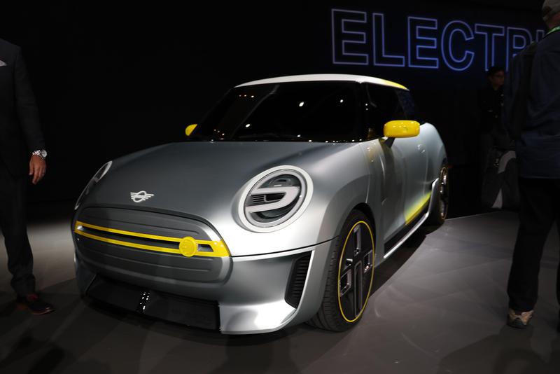秋に発表されたMINIエレクトリック・コンセプトも持ちこまれた(2019年からの生産が発表されている)