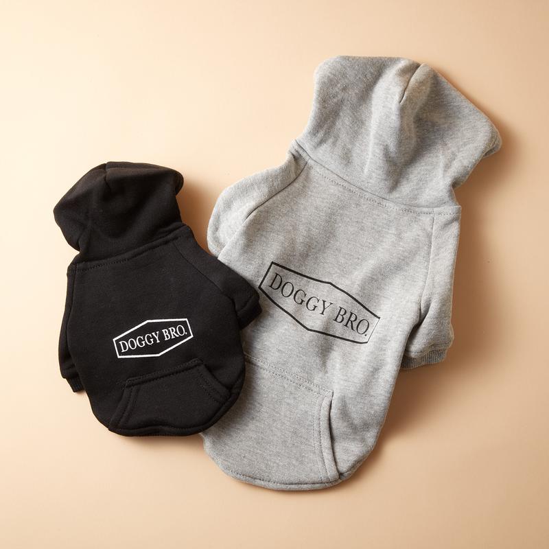 DOGGY.BRO パーカー右:5500円、左:4500円(共に税別)
