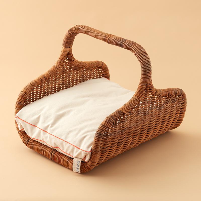 スヌーズジュニア ドッグベッド/クリーム×タンジェリンパイピング、H46×L60× W45cm、30300円(税別)