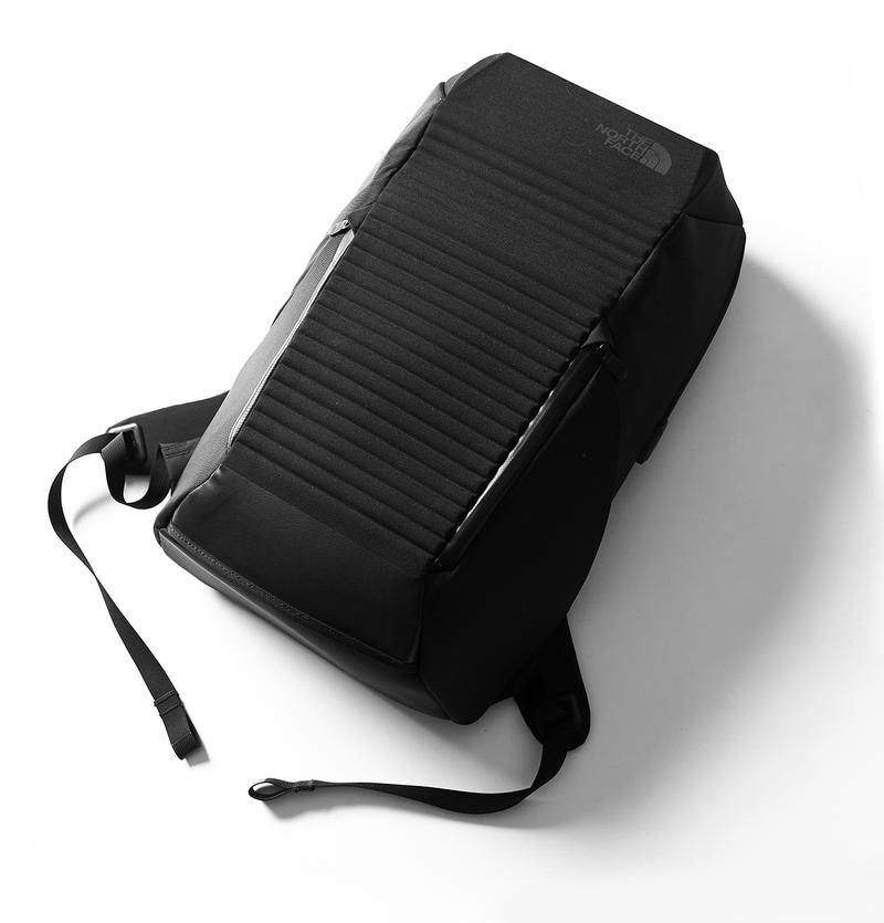 アウトドアはもちろん街中でも使いやすい22L。電車内でも邪魔にならないサイズですし、自転車通勤にも最適です。W30×H50×D16cm。3万7000円/ザ・ノース・フェイス(ザ・ノース・フェイス 原宿店)
