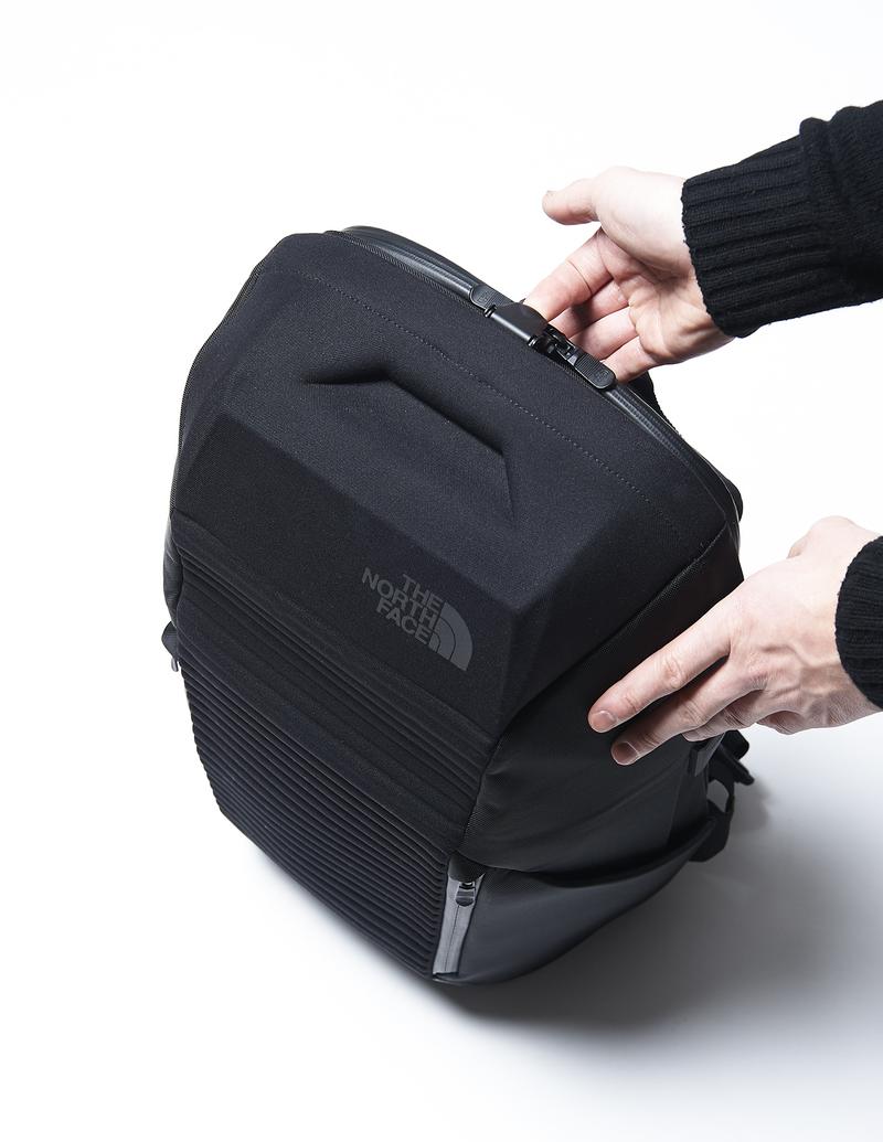 荷室内にはスマホやタブレットの専用スリーブ、その他の小物収納に適したジップポケットなどが配置されています。フレーム構造ゆえ荷室のマチがつぶれることなくキープされるので、彼女にプレゼントするアクセサリーなど箱モノの収納も安心です。