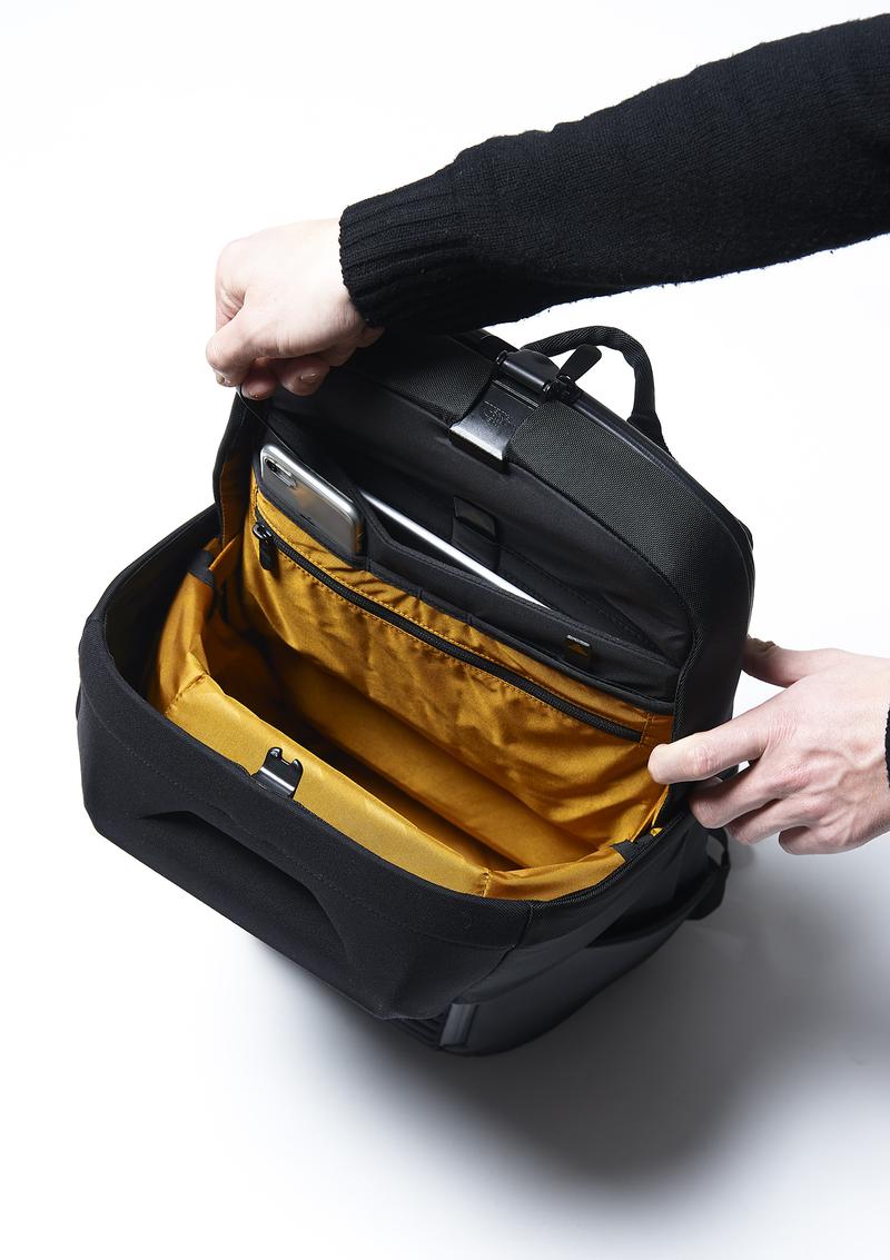 メインの荷室にはスマホがぴったり収まるフォーンスリーブを装備。取り出しやすいように、ザ・ノース・フェイスのバッグではお馴染みの、タブを引くとスマホがひょいっと頭を出すイジェクター付き。
