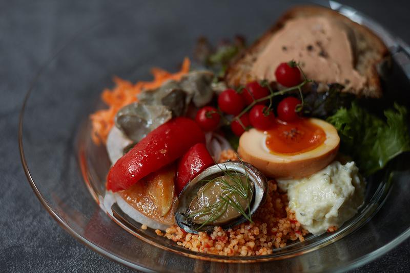 ペタンク/前菜の盛り合わせ(1人前)1200円(税別)。クスクス、リエット、キャロットラペなど日替わりで10種程度。