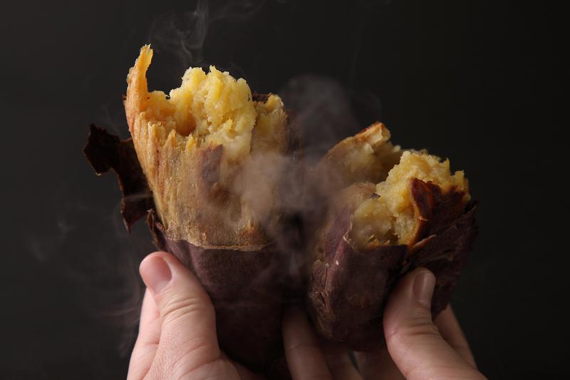 紅天使(300円〜)。とにかく甘く、ジューシーな食感。赤紫色の鮮やかな見た目も特徴的。ねっとり系。