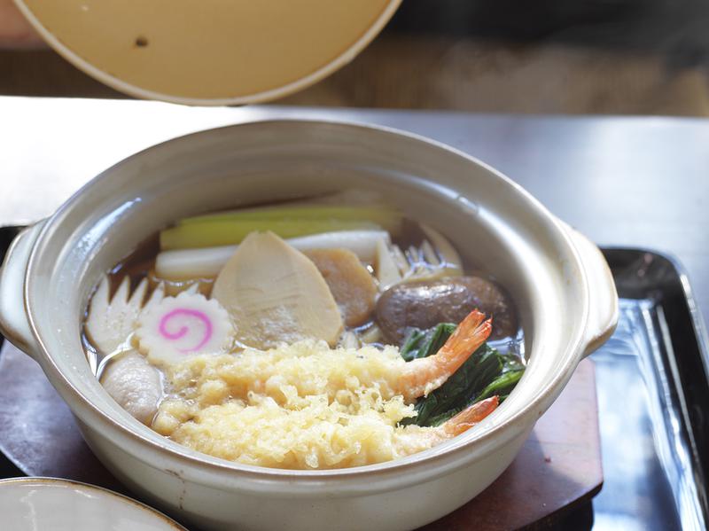 「神田まつや」に鍋焼きうどん(1100円)。お餅入りの寄せ鍋うどん(1300円)もあり。