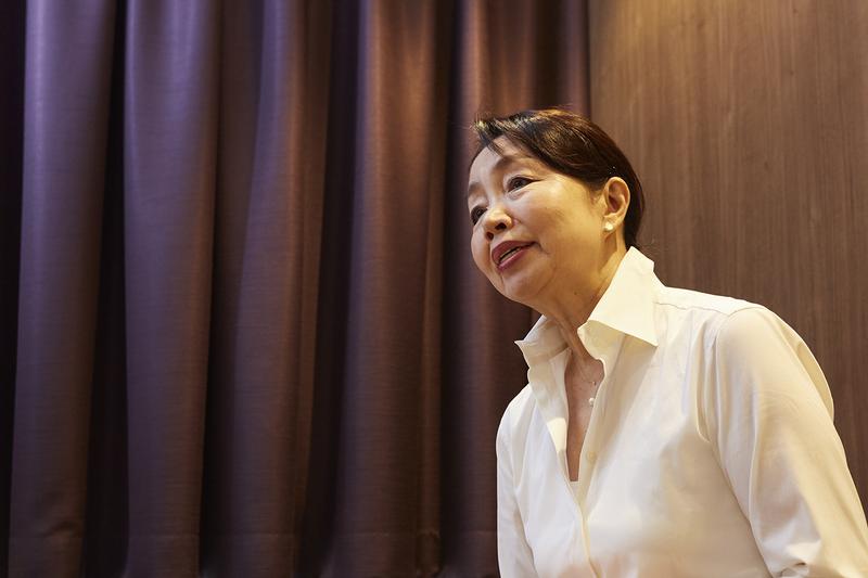 高橋光さんは耳を見続け30年以上。「日本でいちばん指名の多い理容師」と村上龍氏に称され、多くの企業経営者や政治家、芸能人などのVIP顧客リストをもつ。