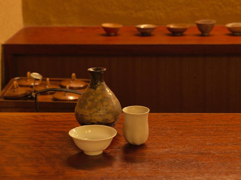 一種の燗酒を口の広い杯と狭い杯で飲み比べると、その香りの立ち方も味の広がり方も変化することに驚く。