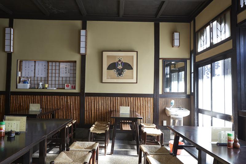 神田まつや 内観/入れ込みになった店内は昼過ぎからお銚子を傾ける紳士淑女でにぎわう。最近ではトム・ハンクスが来店し、SNSに上げたことでも評判になった。
