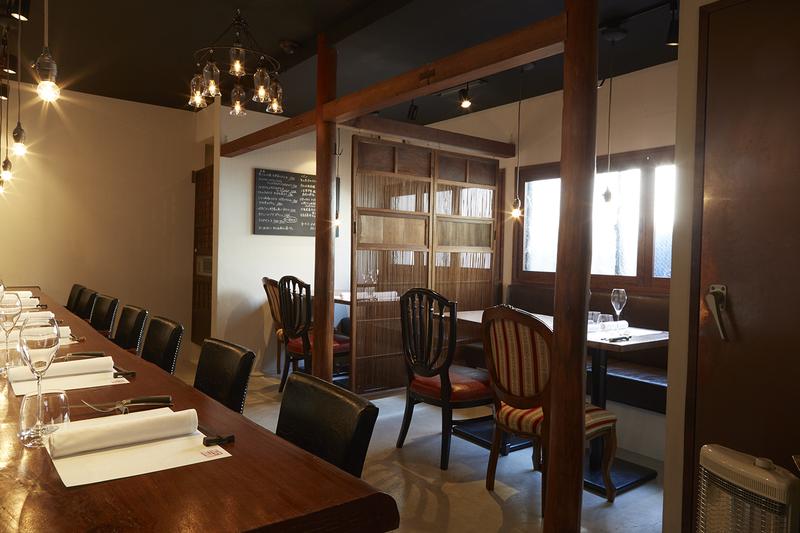 しみいる/古民家をリノベした店内は太い梁や木の窓枠など落ち着く雰囲気。