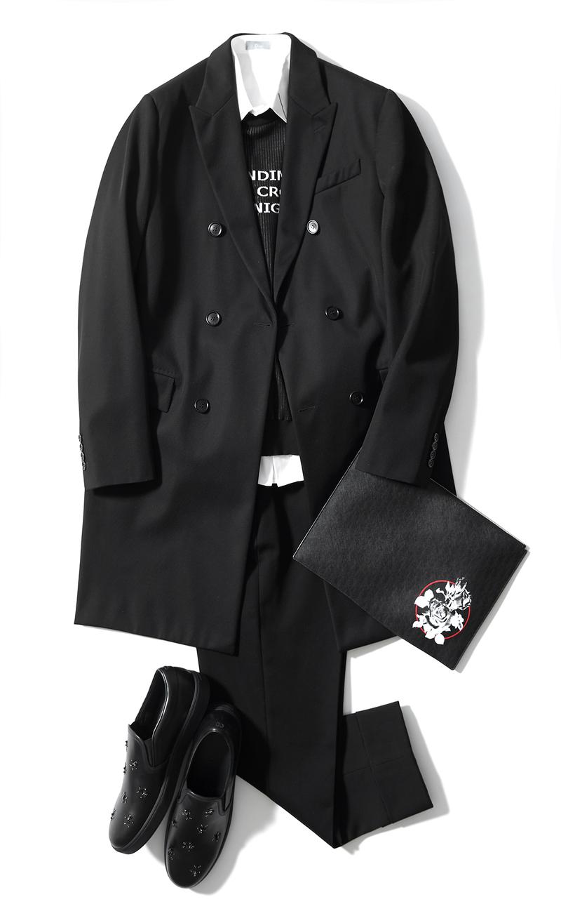 ダブルブレストコート30万円、シャツ6万9000円、ニット8万6000円、パンツ8万6000円、バッグ6万6000円/以上すべてディオール オム(クリスチャン ディオール)