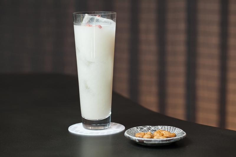 廚 otona くろぎ / 桜の塩漬けがキュートに浮かぶ「甘酒カクテル」(おつまみ付き1000円)。甘酒特有のコックリさをソーダでスッキリとさせたデザート感覚の一杯。お酒の弱い人でもグビグビといけちゃいます。