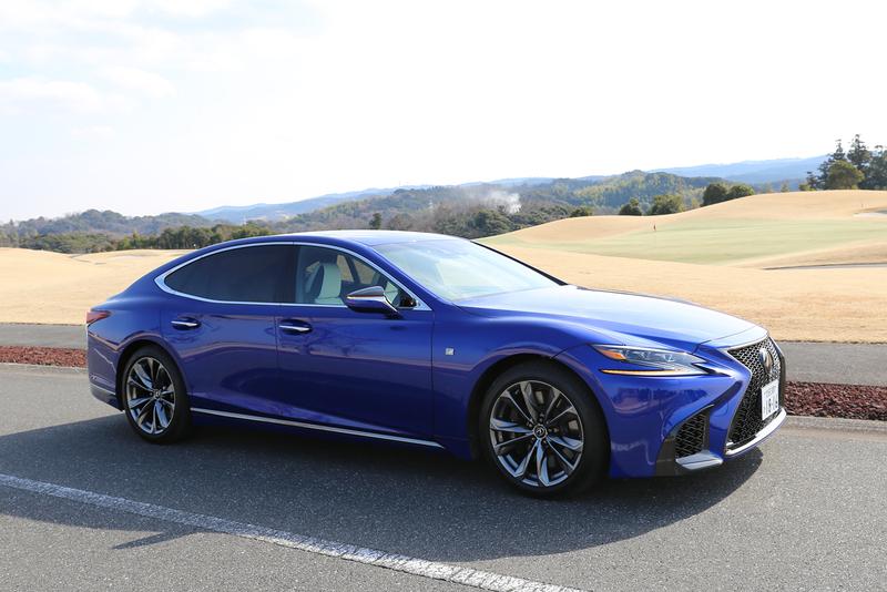 レクサス LS500/かつてアローヘッドと名づけられた角を鋭角にする意匠はヘッドランプ、グリル、ウィンドウフレームなどに採用されている