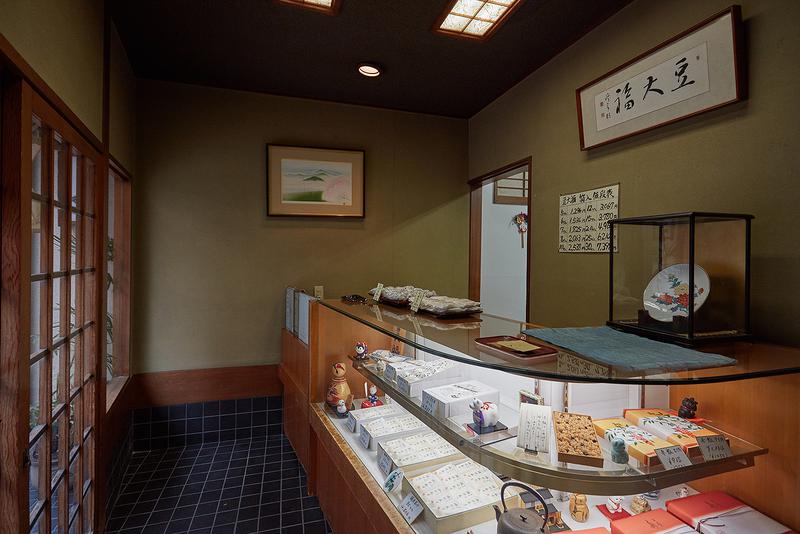 瑞穂(東京・原宿) / 豆大福と最中、お赤飯(要事前予約)しかない、潔い「瑞穂」。