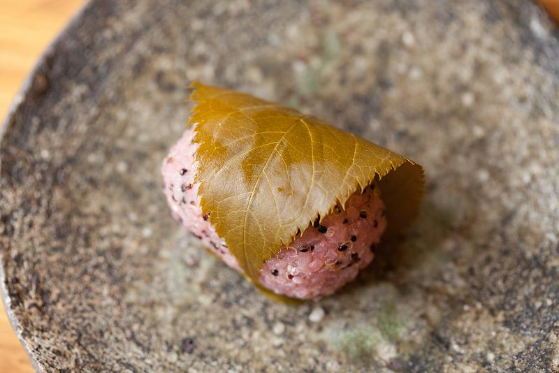 季節限定商品の「雑穀桜餅」(350円 税別)。食べた数日後に身体がまた求める、美味しくてやさしい滋味。