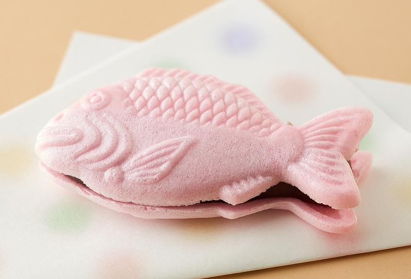藤江屋分大 / ピンクの最中種(皮)から、こしあんがのぞきます。1個162円~