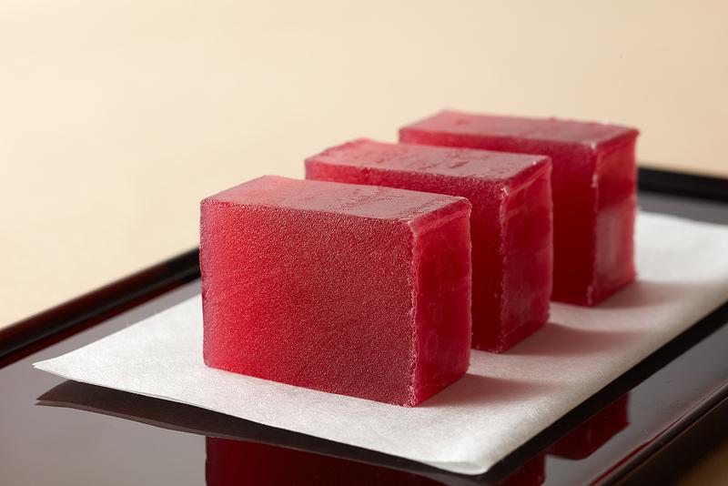 「古代伏見羊羹 煉」。上品な甘さと、表面に砂糖が結晶化したことで生まれるシャリッとした食感は一度食べたら虜になります。江戸時代の人々にとっては衝撃的な風味だったに違いありません。
