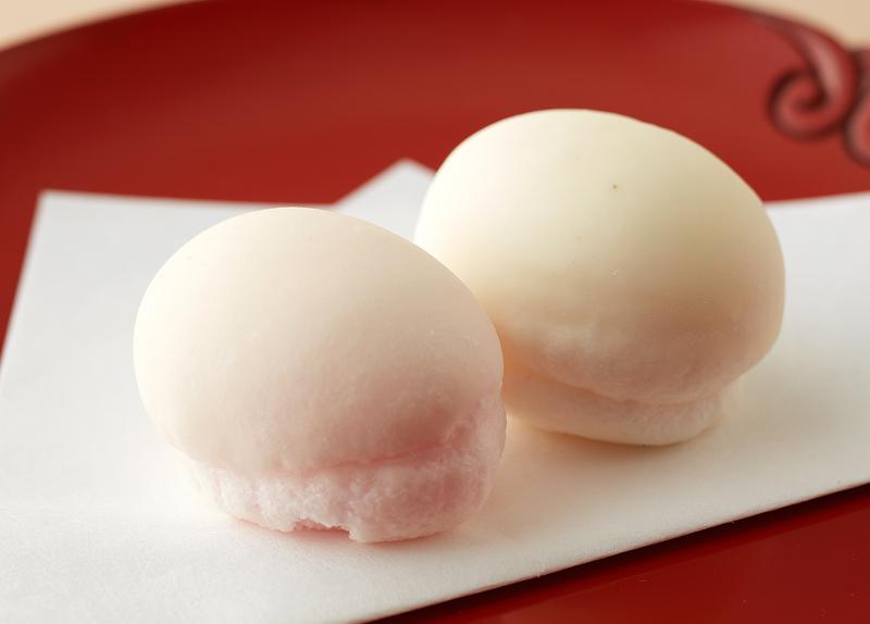 西岡菓子舗 / 口に含めばふんわりと溶け、中からこっくりとしたカスタードのような黄身あんがこぼれでます。
