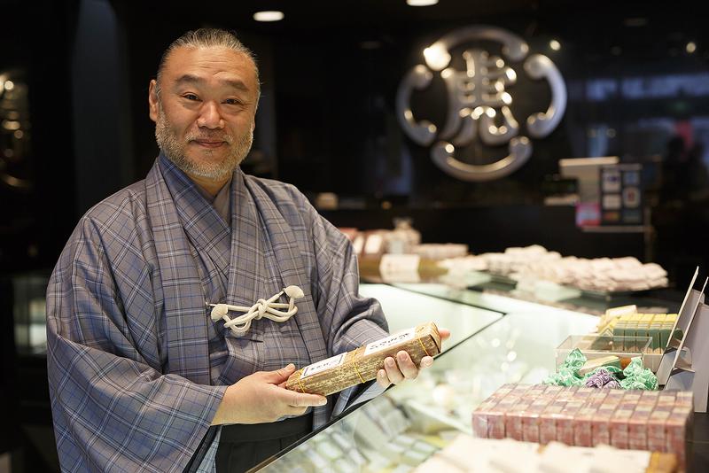 虎屋 銀座本店 / 友吉鶴心さん、虎屋 銀座店にて。