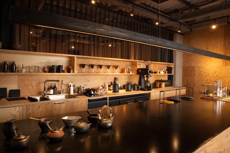 artless craft tea & coffee / ブラックにナチュラルな木目を効かせた男前な雰囲気の店内。