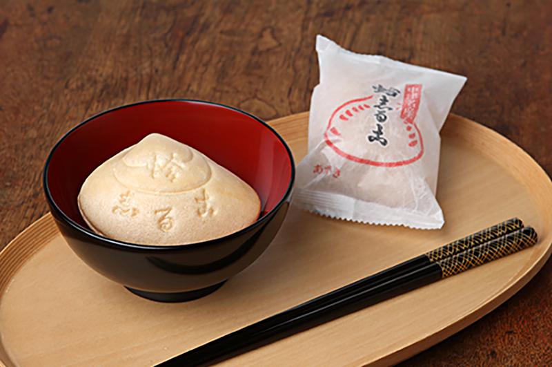 武蔵屋 総本店 / 最中をお椀に入れ、お湯をかけると