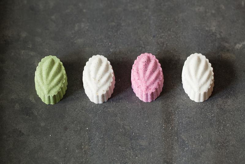 「ハーブのらくがん」(各4粒入 360円)。左から愛知県西尾産の抹茶/カモミール/ハイビスカス/ローズマリー。他には苺や柚子、南高梅(夏季限定 7月~8月)も。