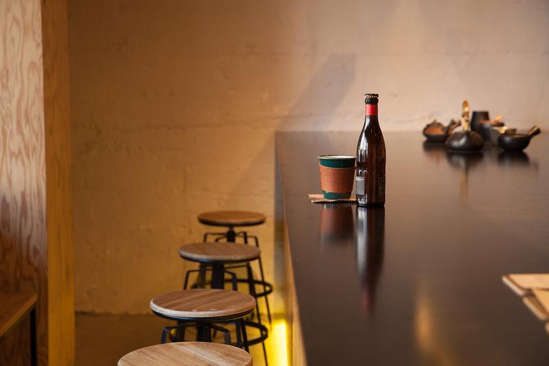 artless craft tea & coffee / 反対側にいるスタッフが不思議と気にならないほど広い一枚鉄板の特大テーブル兼カウンターは、ふたりで訪れても適度にプライベート感が保たれます。また、集中できるからとひとりで長時間仕事をする人もいるのだとか。