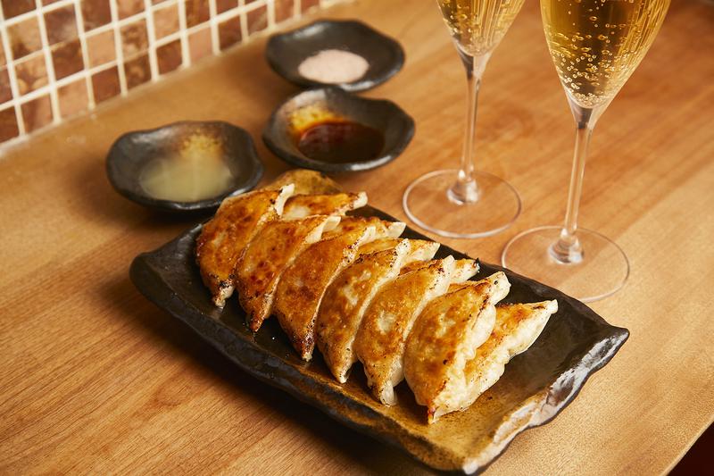 「名物北新地ぎょうざ」1人前410円(写真は2人前)。シャンパンはボトル1本5000円~。