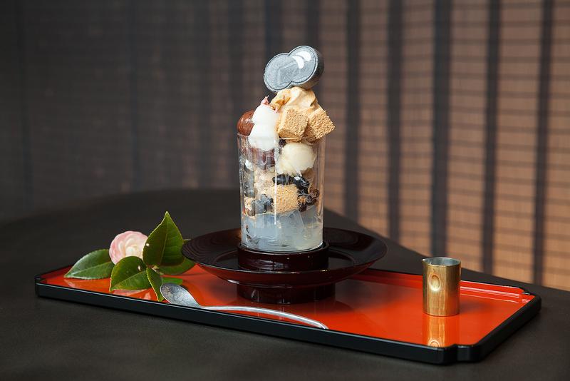 廚 otona くろぎ / パフェグラスには美しい唐草紋様が。また、軽い真鍮のスプーンや天目台などのカトラリーなど、舌だけでなく一流のこだわりを目でも味わいたい。