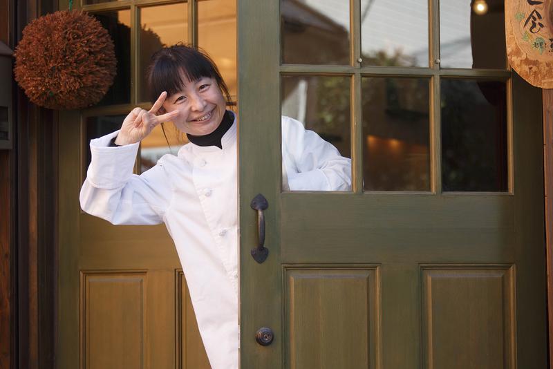 店主のつくださちこさん。ピースサインがお決まりのポーズです。