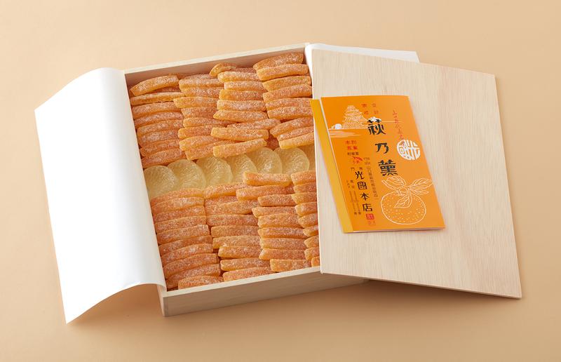 光圀本店 / 夏みかんの皮を細切りにし、蜜煮にしたものと、実のかたちをした琥珀かん「松蔭の里」との詰め合わせ、木箱入り(中)3100円(税別)