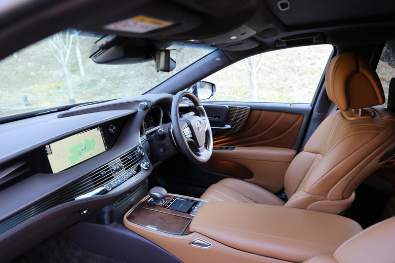 レクサス LS500/EXECUTIVEには細かい調整ができるフロントシートが備わる