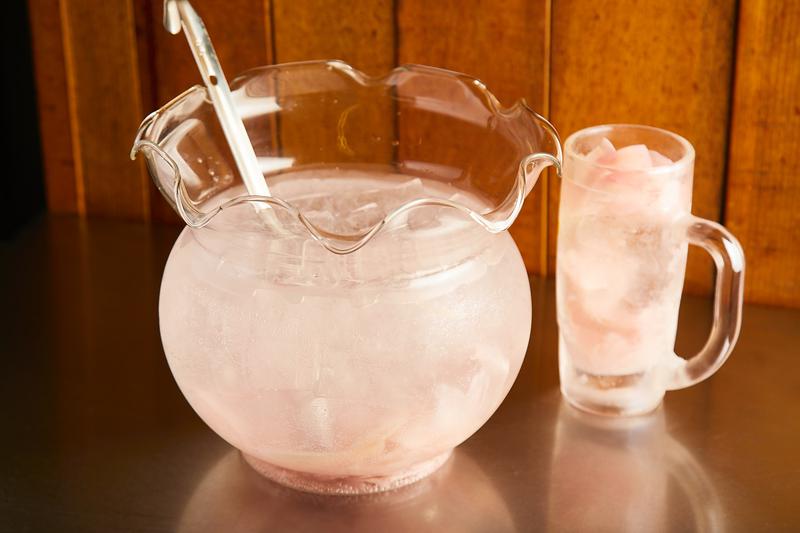 もうひとつの名物「ガリチュー」2400円(約8人前)。金魚鉢でサーブされるインパクト抜群の一杯。
