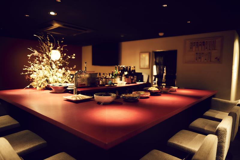 和ノ酒bar 粋月/和モダンな内装にも通じる、風情たっぷりの看板がお出迎え。